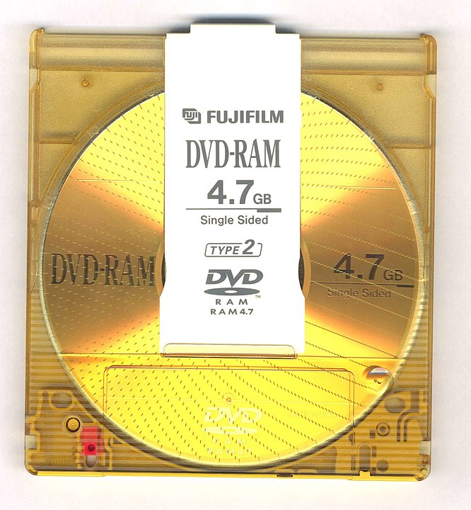 Pyta DVD-RAM https://commons.wikimedia.org/wiki/DVD#/media/File:DVD-RAM_FUJIFILM_Disc-removalble_With_cartridge-locking-pin.jpg